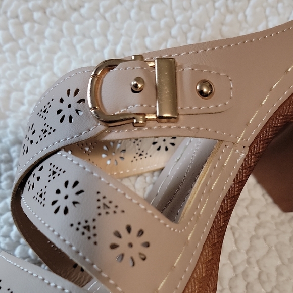 Tan Heeled Shoes with Classic Design - Picture 7 of 9